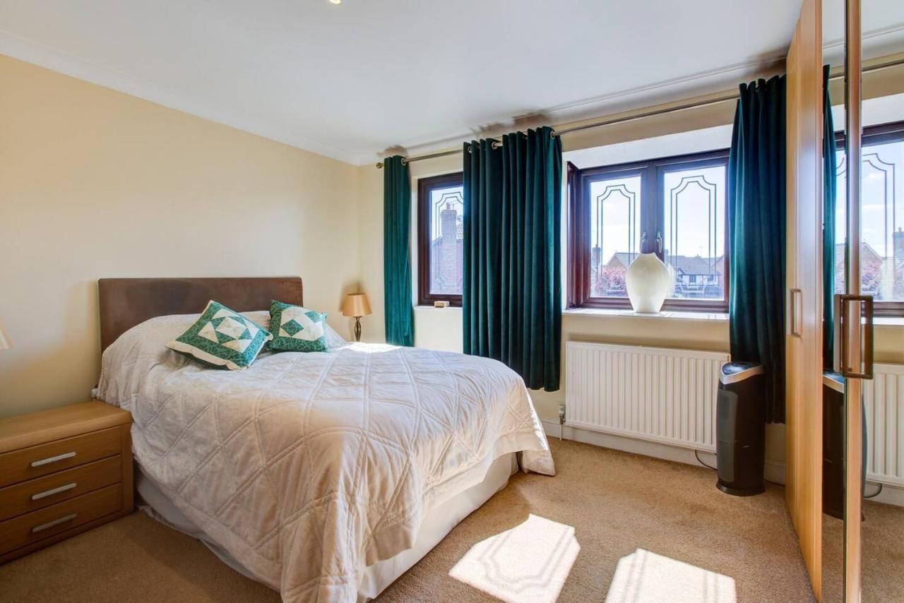 Serene Family Escape Spacious Near Thorpe Bay and Southend Beaches & Amenities Pass the Keys in Southend-On-Sea, United Kingdom