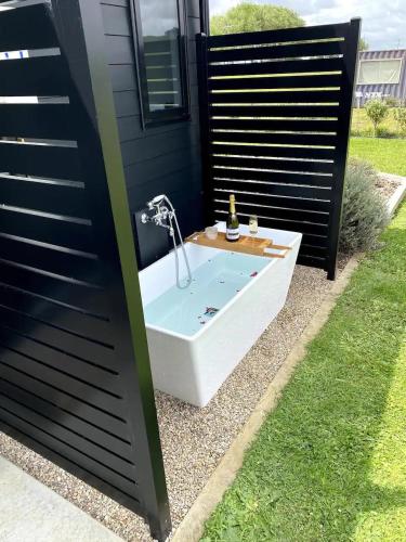 Soul Sanctuary with outdoor bath — 4-Star Luxury Hotel in Raglan, New Zealand