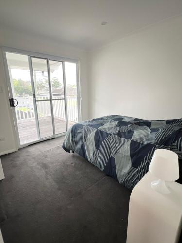 Cosy Queen Room with Balcony Access and Pool SW6 — hotel in Wentworthville