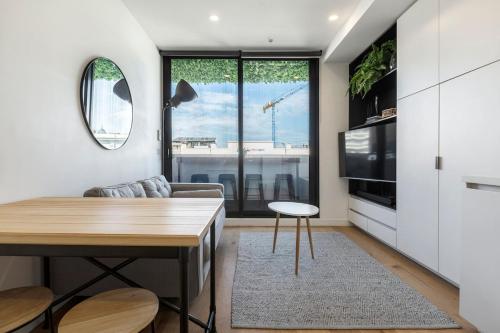 Collingwood Charm Centrally Located with Balcony — 4-Star Luxury Hotel in Melbourne, Australia