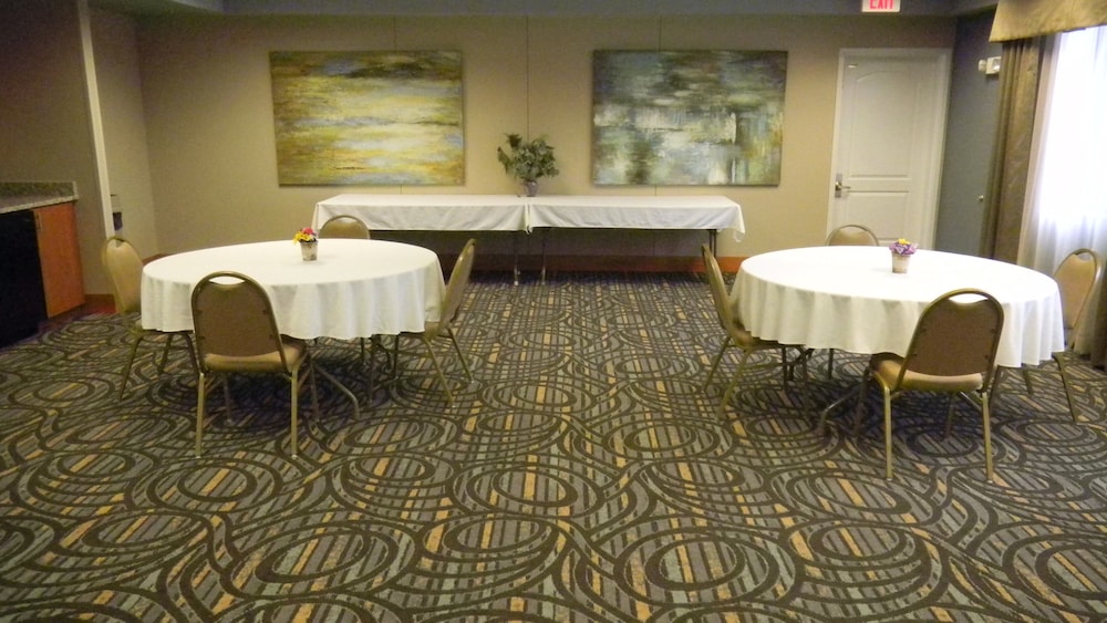 Holiday Inn Express & Suites Winner by IHG - photo 41
