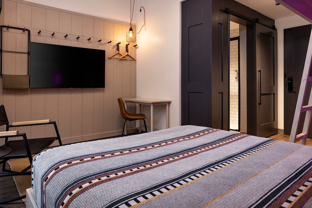 Moxy Omaha Downtown - photo 17