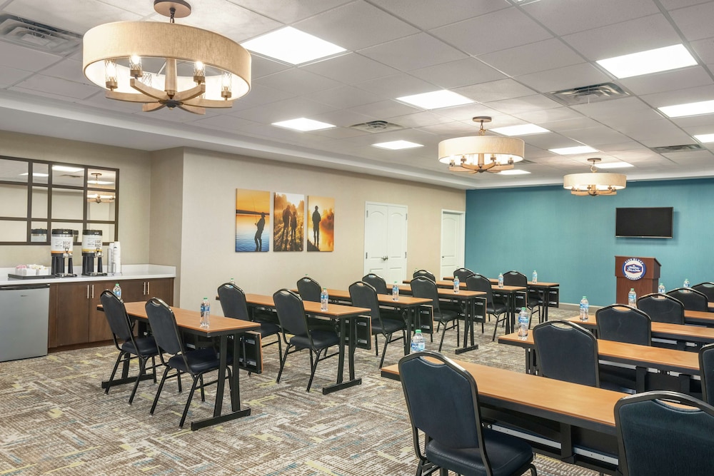 Hampton Inn and Suites Pine Bluff - photo 33