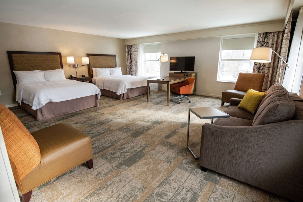 Hampton Inn and Suites Manchester - photo 10