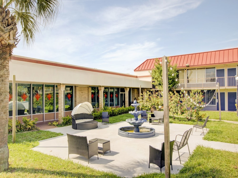 OYO Hotel Dundee By Crystal Lake - photo 47