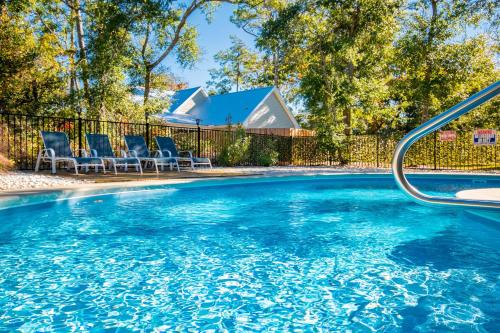 A Sloth's Retreat by Oak Island Accommodations - photo 15