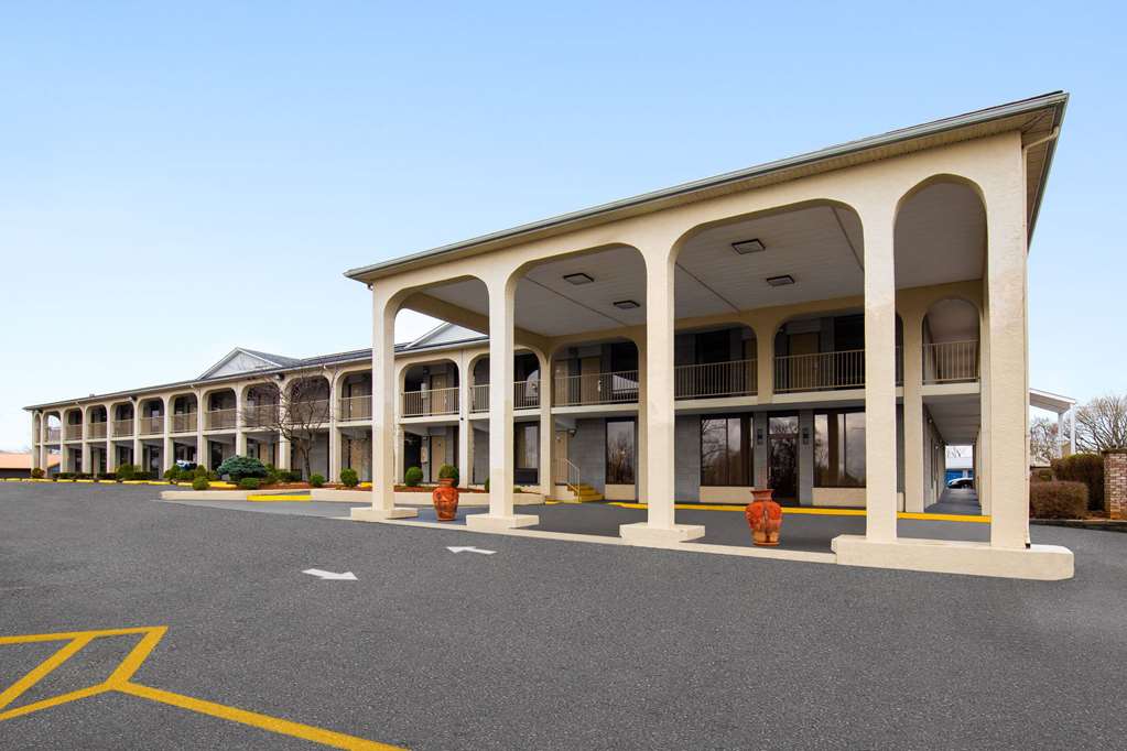 Days Inn by Wyndham Columbia Kentucky - photo 6