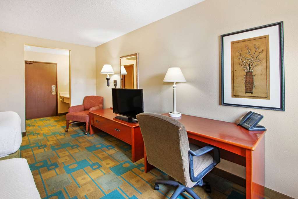 La Quinta Inn & Suites by Wyndham Albuquerque Journal Ctr NW - photo 18