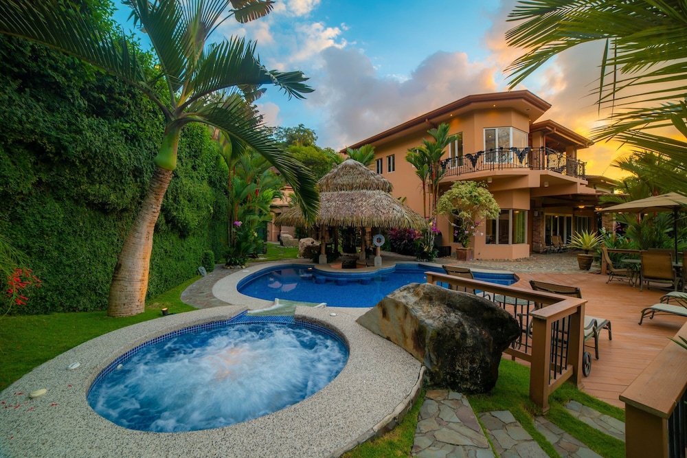 Casa Oasis — 4-Star Luxury Hotel in Jaco, Costa Rica