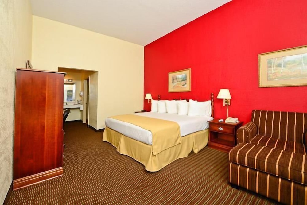 Manchester Heritage Inn And Suites - photo 7
