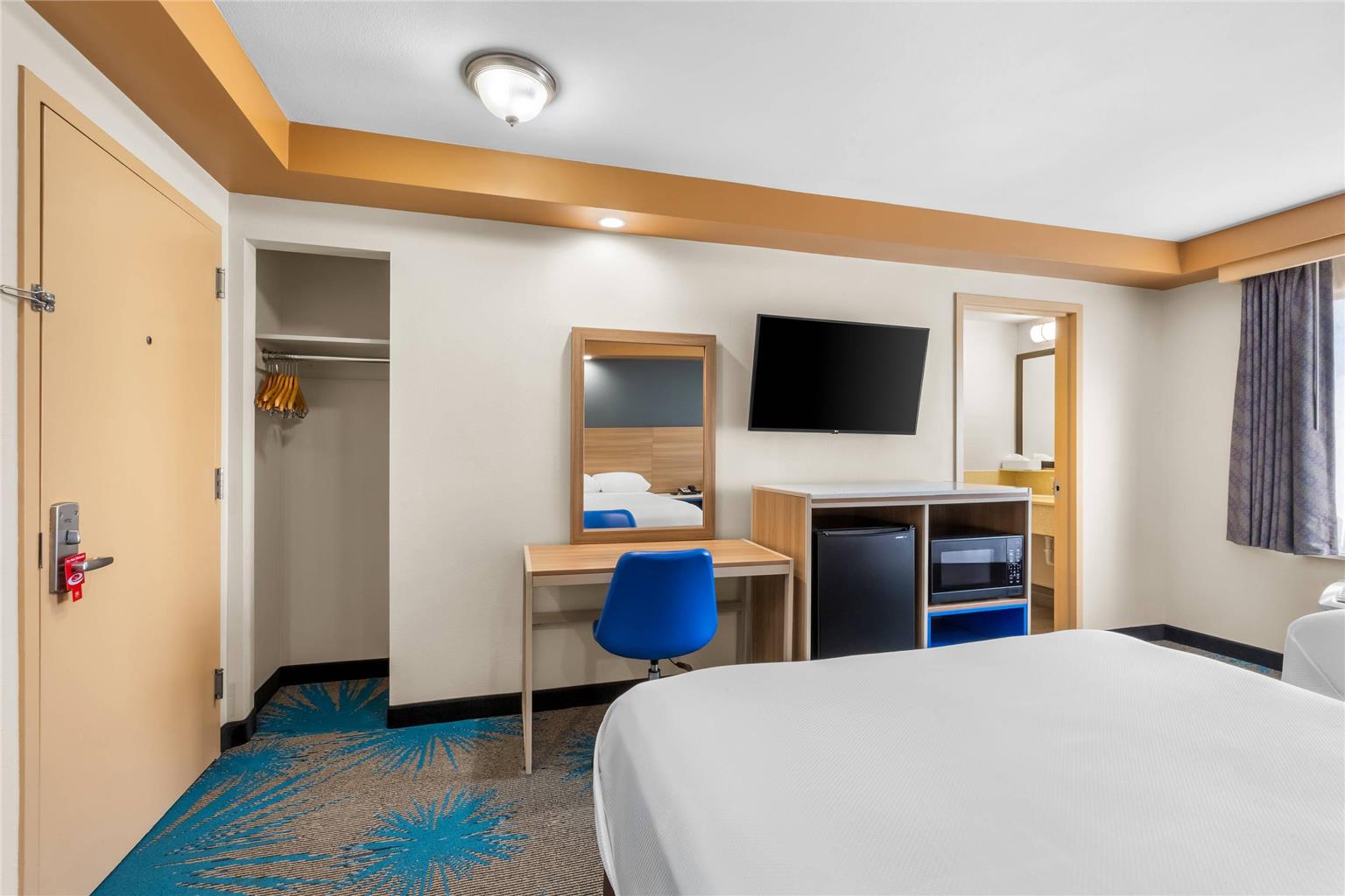 Econo Lodge Woodbridge - photo 22