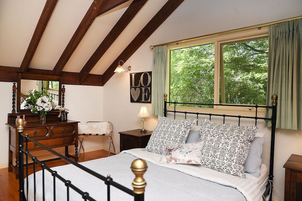 Cambridge Cottages — 4-Star Luxury Hotel in Olinda, Australia