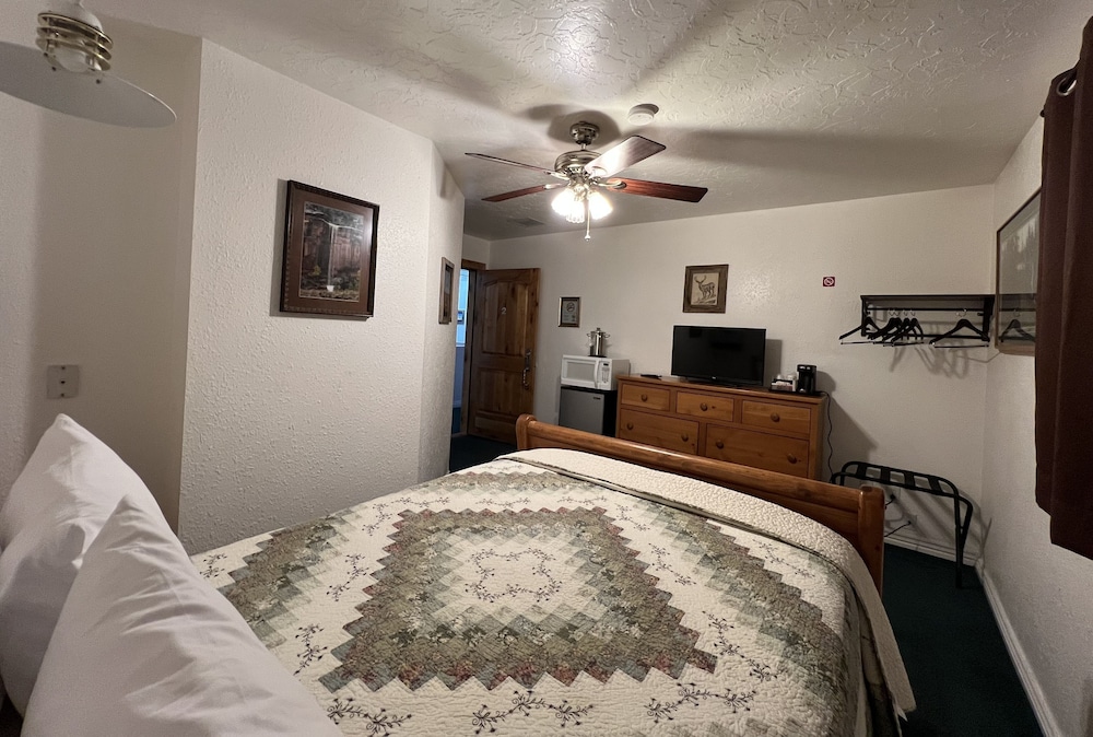 The Snuggle Inn - photo 16