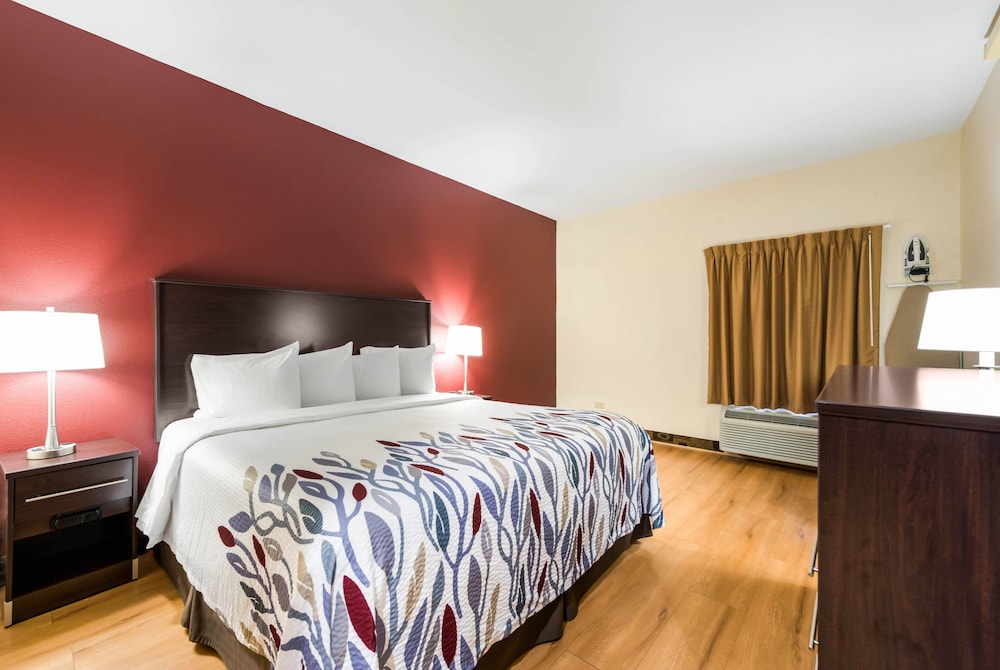 Econo Lodge Inn & Suites - photo 14