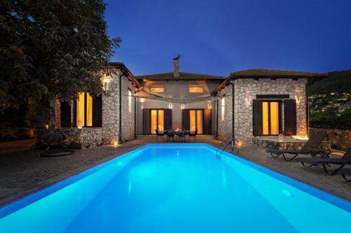 Villa Terra private luxury villa with pool 10 mins drive from the beach — 4-Star Luxury Hotel in Vasiliki, Greece