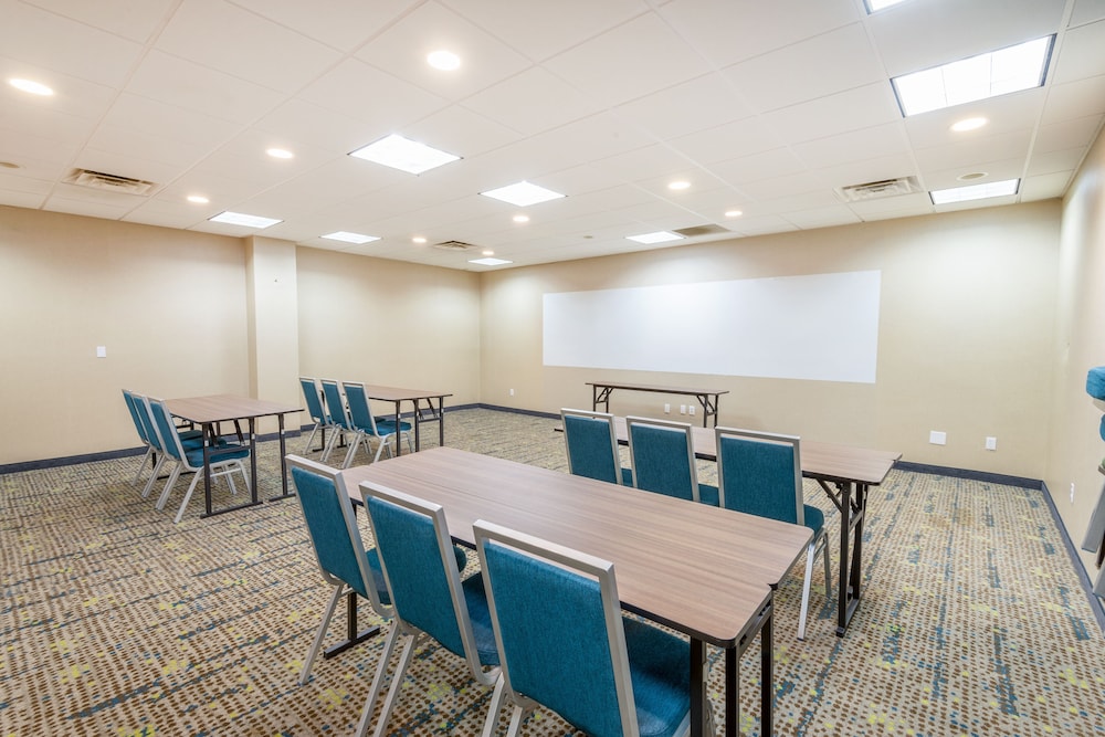 Hampton Inn Belle Vernon - photo 33