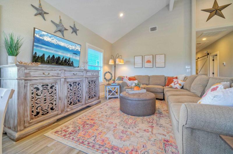 Private Pool Retreat Walk to Beach 2 Living Spaces Game Room for Groups - photo 16