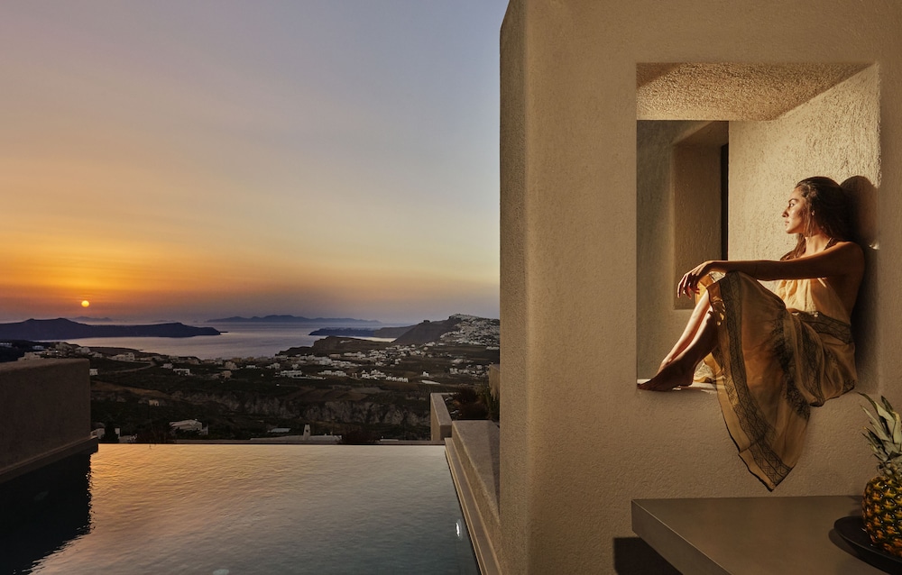 Halcyon Days Suites in Pyrgos, Greece