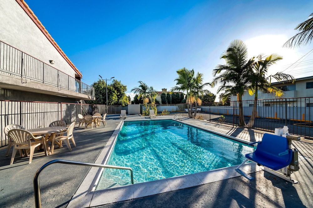 Red Roof Inn Los Angeles Bellflower - photo 21