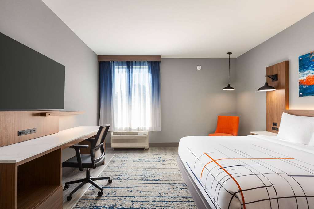 La Quinta Inn & Suites by Wyndham Mount Laurel Moorestown - photo 26
