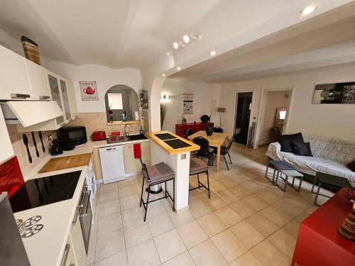 Michele Family Centre Ville 2 Pieces Tranquille a 150 M de la Mer in Menton, France