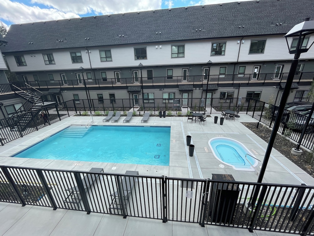Skyline Townhouse Combo AC Pool Hot Tub — 4-Star Luxury Hotel in Canmore, Canada