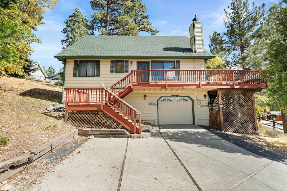 Bear Canyon Cabin Beautiful Views HotTub — 5-Star Luxury Hotel in Big Bear Lake, United States
