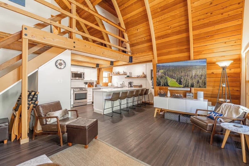 Canoe Cabin I Sleeps 8 I Hot Tub I Pet Friendly — 4-Star Luxury Hotel in Incline Village, United States