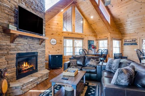 Blue Ridge Bear Bungalow — 4-Star Luxury Hotel in Blue Ridge, United States
