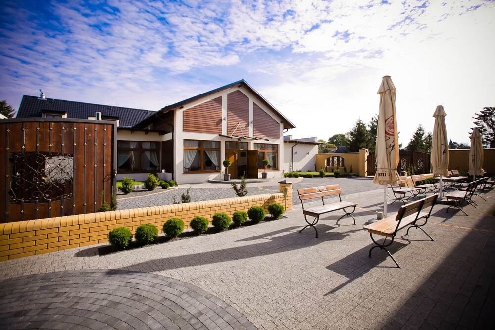 Cedrowy Dworek — 4-Star Luxury Hotel in Cedry Wielkie, Poland