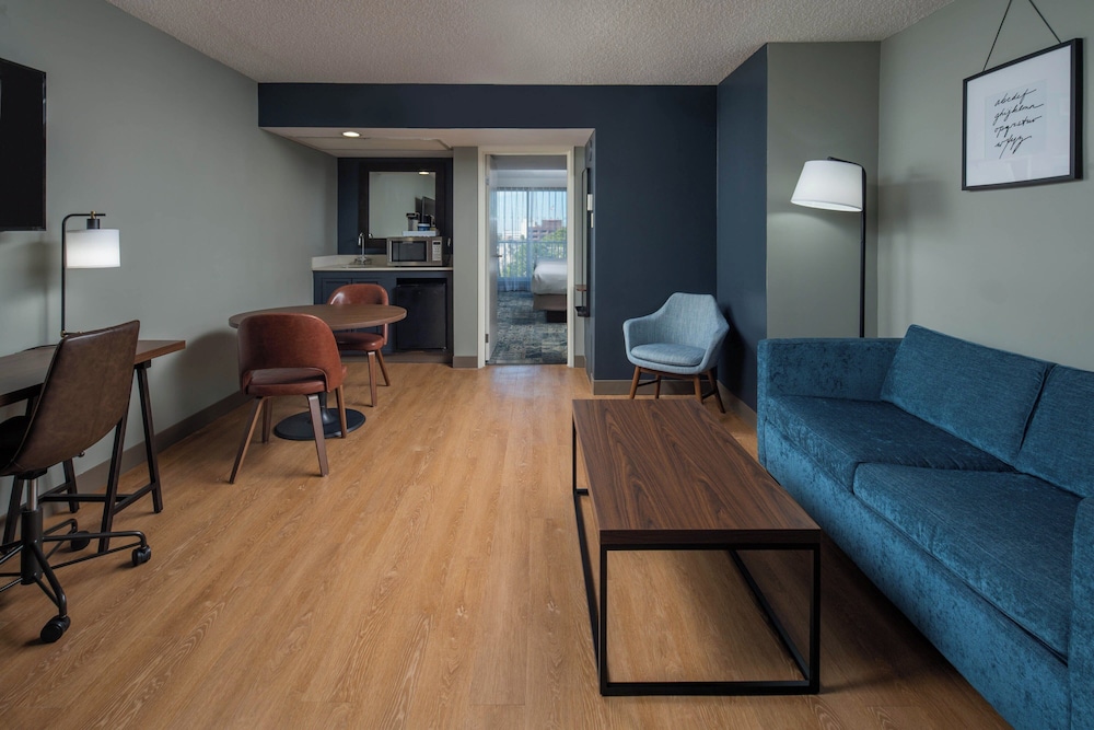 Four Points by Sheraton Suites Tampa Airport Westshore - photo 13