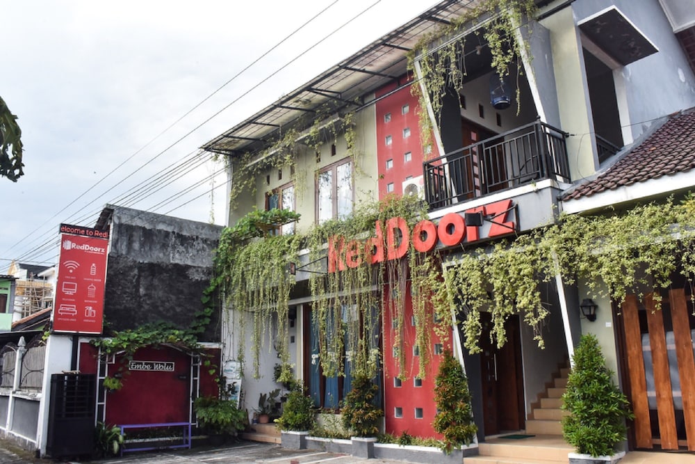 RedDoorz Plus near Hartono Mall in Depok, Indonesia