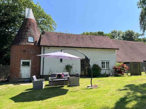 Beautiful 2 bed Oast 15 acre farm Tunbridge Wells in Royal Tunbridge Wells, United Kingdom