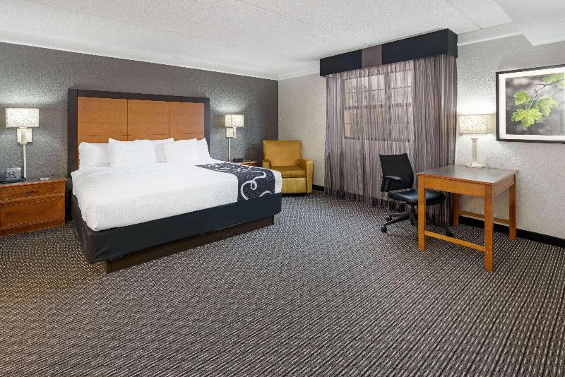 Super 8 by Wyndham The Woodlands North - photo 17