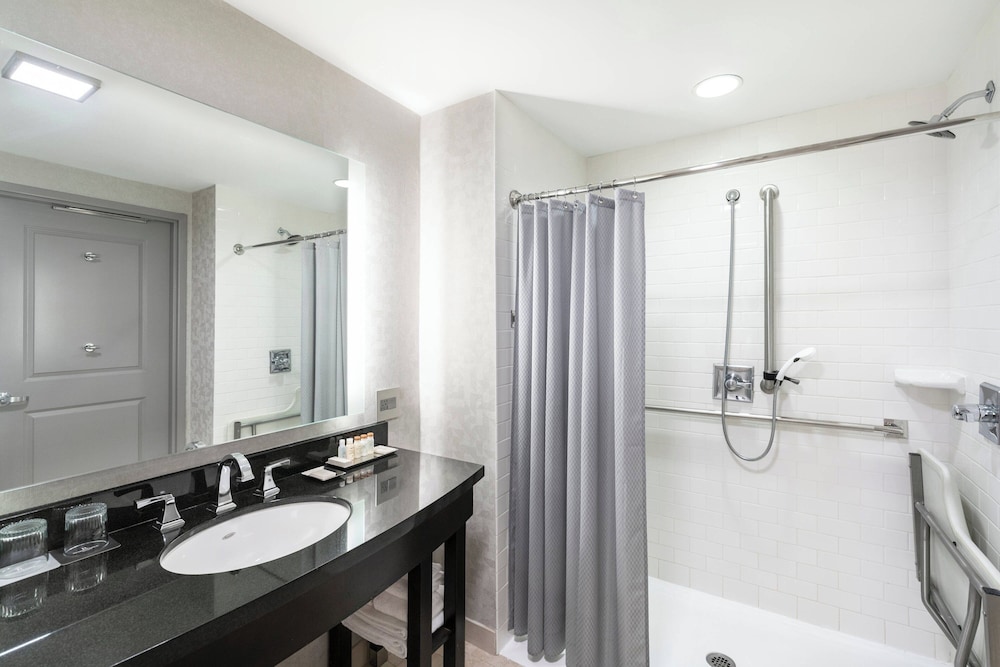 Renaissance by Marriott Boston Patriot Place Hotel - photo 25