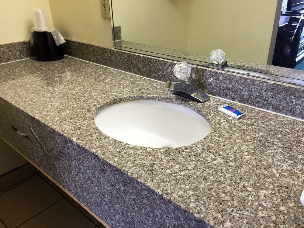 Motel 6 Calera - photo 17