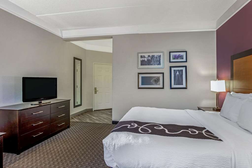 La Quinta Inn & Suites by Wyndham Orlando Airport - photo 47
