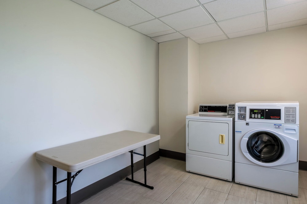 Holiday Inn Express Hotel & Suites Woodbridge by IHG - photo 33