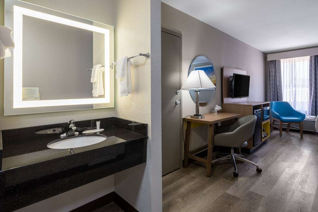 Days Inn & Suites by Wyndham Commerce - photo 29