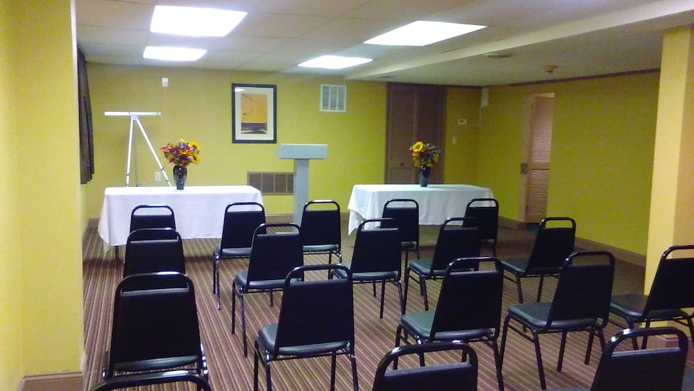 Days Inn by Wyndham Cleveland Lakewood - photo 23