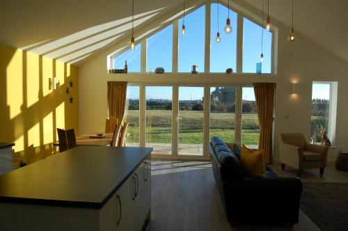 Beautiful Modern Villa 5 mins walk from the Stunning Bay at Trearddur — 4-Star Luxury Hotel in Holyhead, United Kingdom