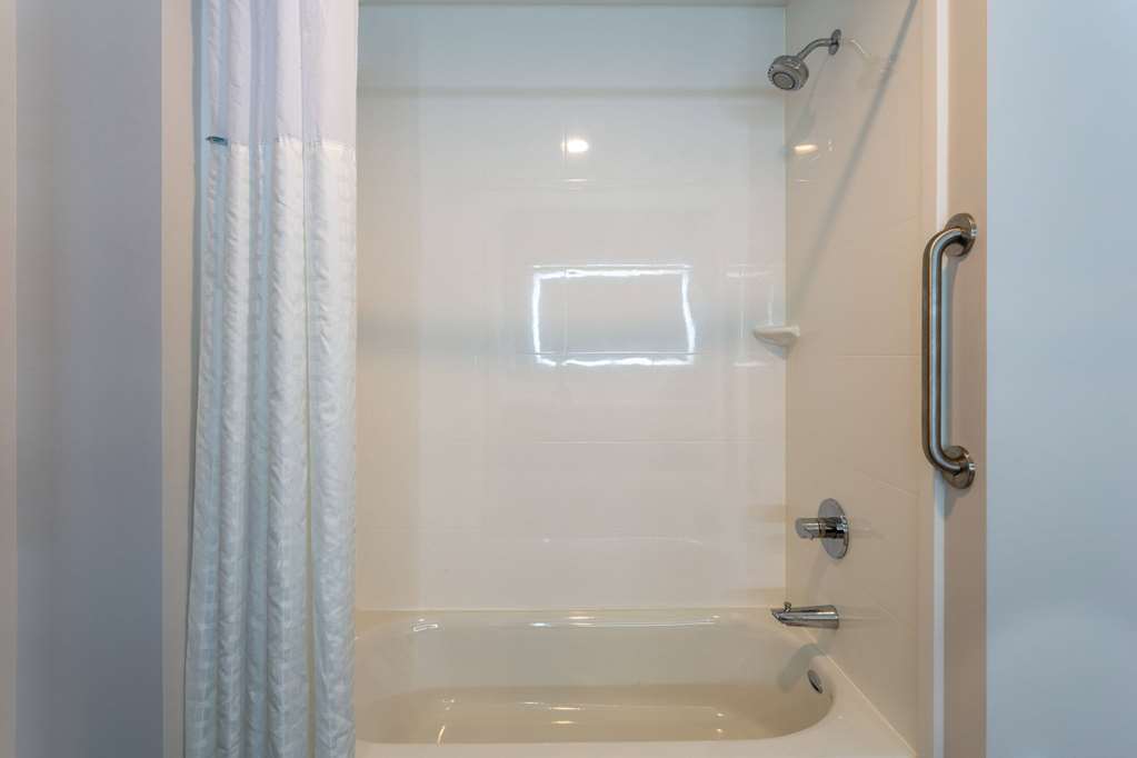 La Quinta Inn & Suites by Wyndham Shorewood - photo 28