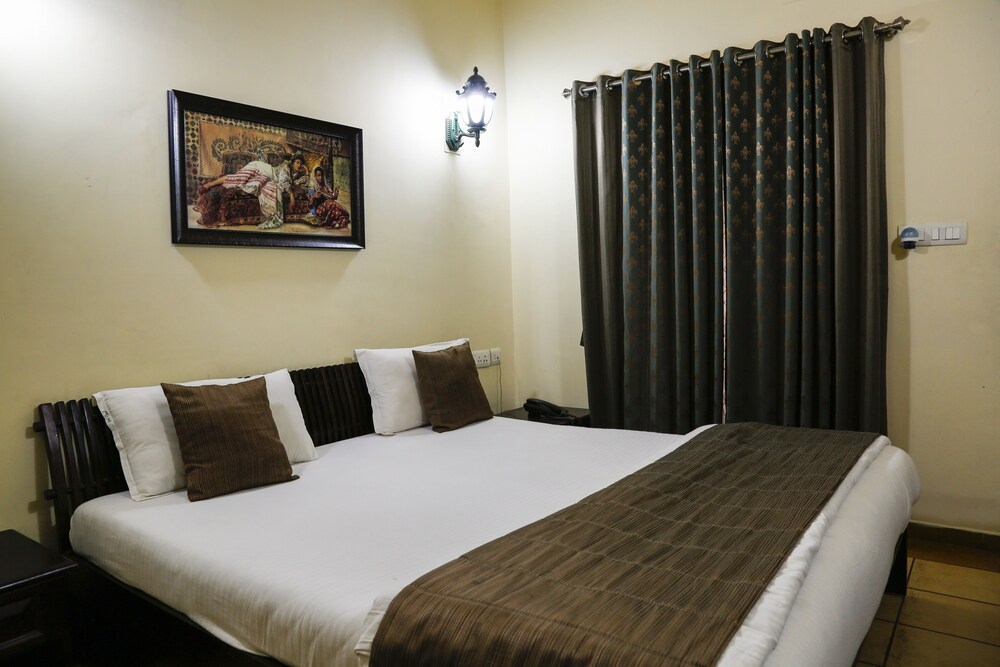 The Colonial Manek Manor in Abu Road, India