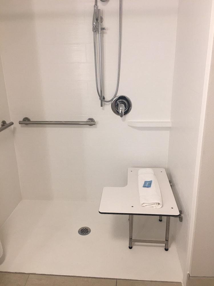 Holiday Inn Express & Suites Kingdom City by IHG - photo 17