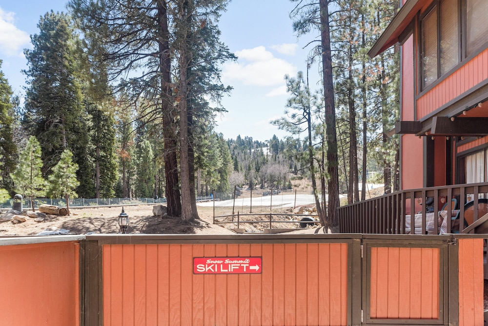 Ski In Ski Out Summit Townhouse Perfect mountain getaway with views of the forest and Snow Summit — 4-Star Luxury Hotel in Big Bear Lake, United States