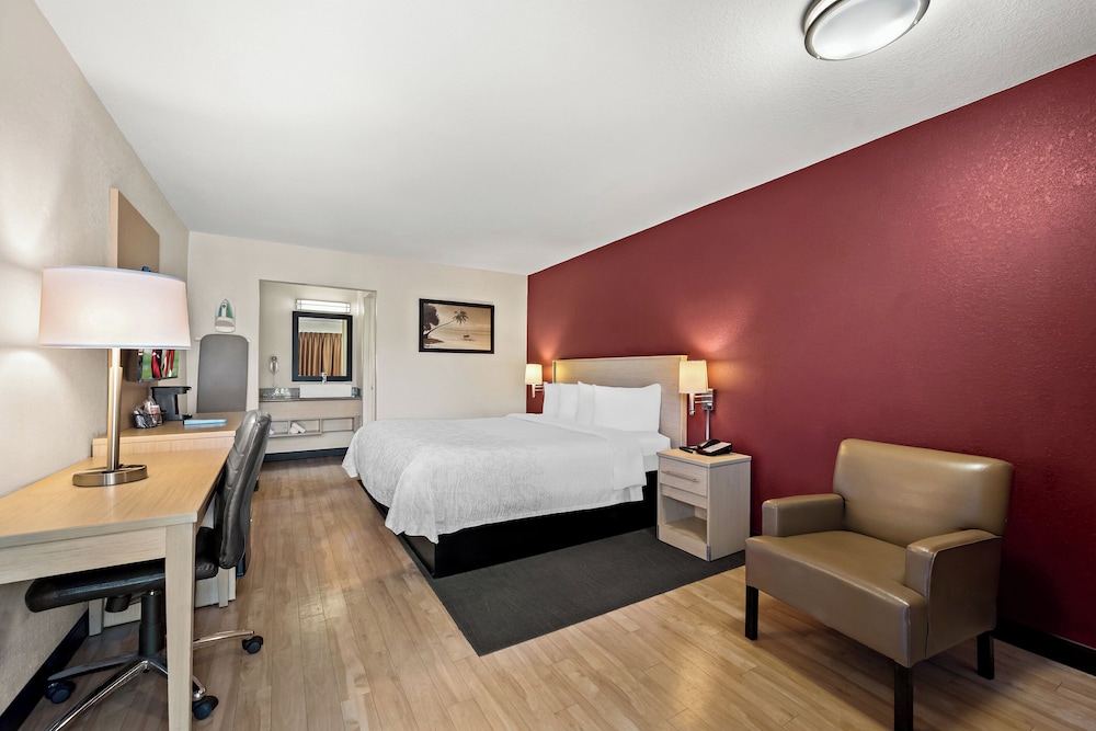 Red Roof Inn PLUS & Suites Naples Downtown 5th Ave S - photo 19