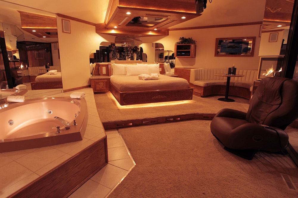 Sybaris Pool Suites Indianapolis - photo 7