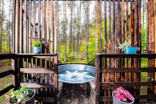 Domek lubiana180 SCANDI wśród drzew JACUZZI SAUNA KOMiNEK i TARAS na dachu jezioro Kaszuby Pieski tylko do 10kg za dodatkową opłatą in Grzybowo, Poland