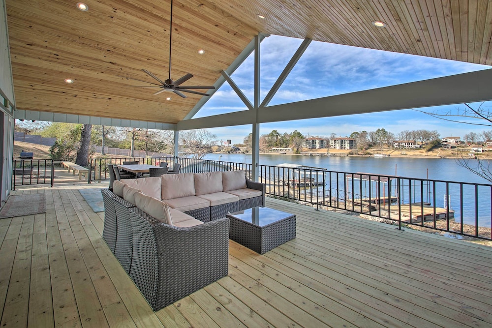 Waterfront Getaway w Dock on Lake Hamilton in Hot Springs, United States