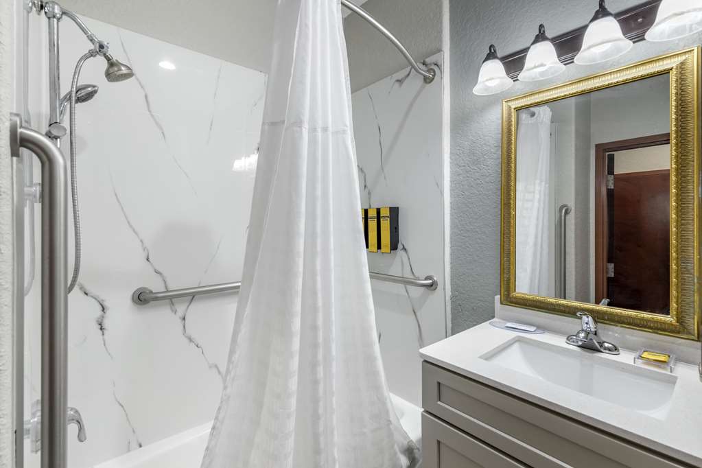 Best Western Plus Victoria Inn & Suites - photo 27